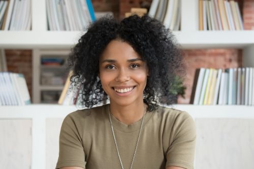 Smiling lady in front of bookcase