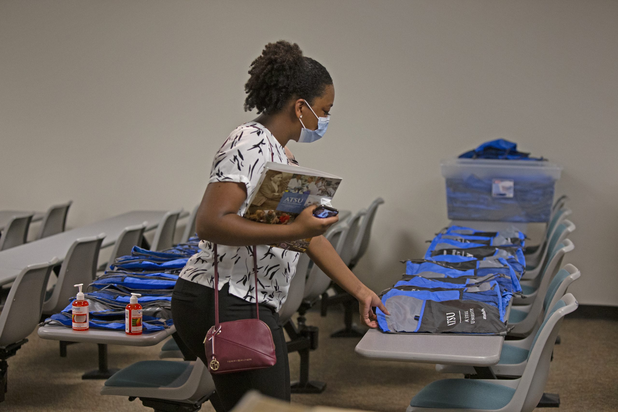 Student picks up welcome bag