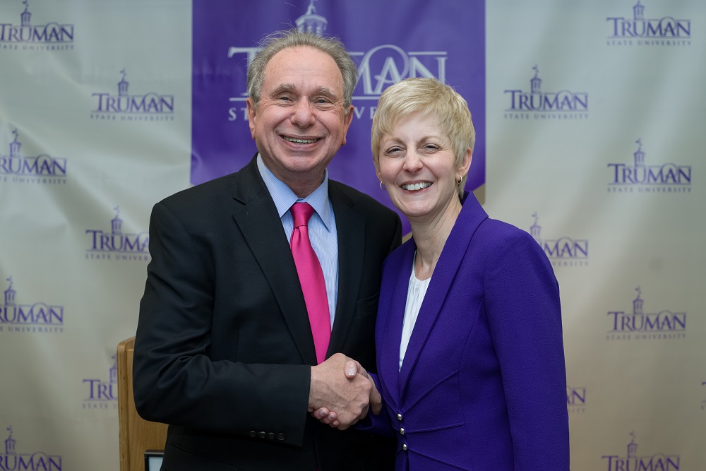 Dr. Gevitz and Dr. Sue Thomas shaking hands