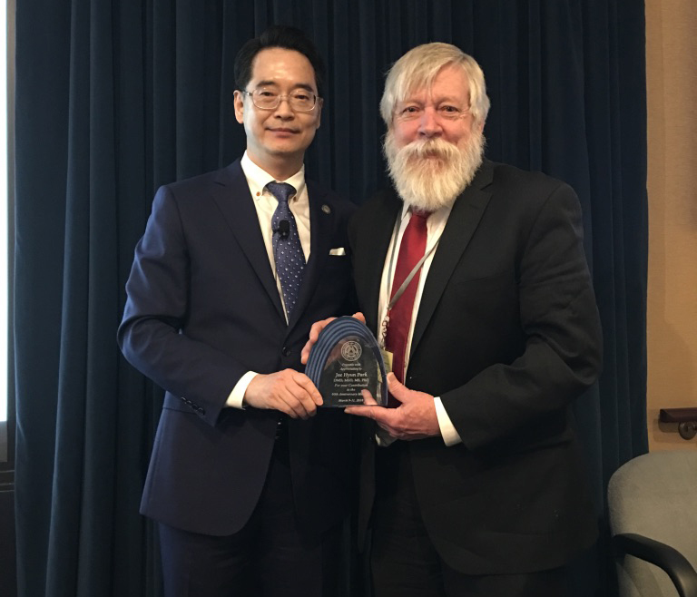 Dr. Jae Park and Dr. Rolf G. Behrents (Editor-in-Chief, American Journal of Orthodontics and Dentofacial Orthopedics)
